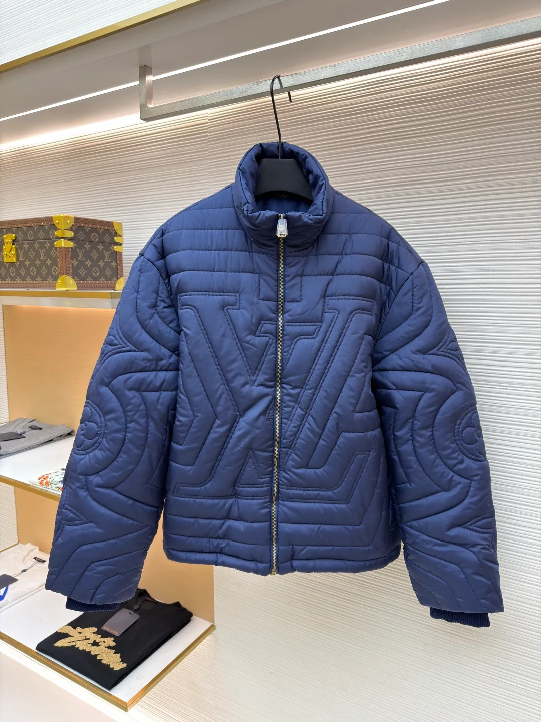 LOUIS VUITTON stand collar cotton jacket ●Item number: 1681221-D15 ●Material: down fabric ●Technology: embroidery production ●Color: blue ●Version: fitted version ●Weight: about 970 grams ●Size: S-M-L-XL ●Description: This diamond-shaped pattern is designed with gusseted cotton. It feels very comfortable. It is not only warm but also classy. The button-type opening and closing can highlight your temperament. The upper body is fashionable and versatile, suitable for various daily wear. It is one of the must-have items in winter. The overall wiring is straight and delicate, the fabric is comfortable and soft, and the color is consistent without color difference. It can be matched with the same style to create a fashionable look and control various occasions. Customized accessories, complete with three standards, same style for men and women!